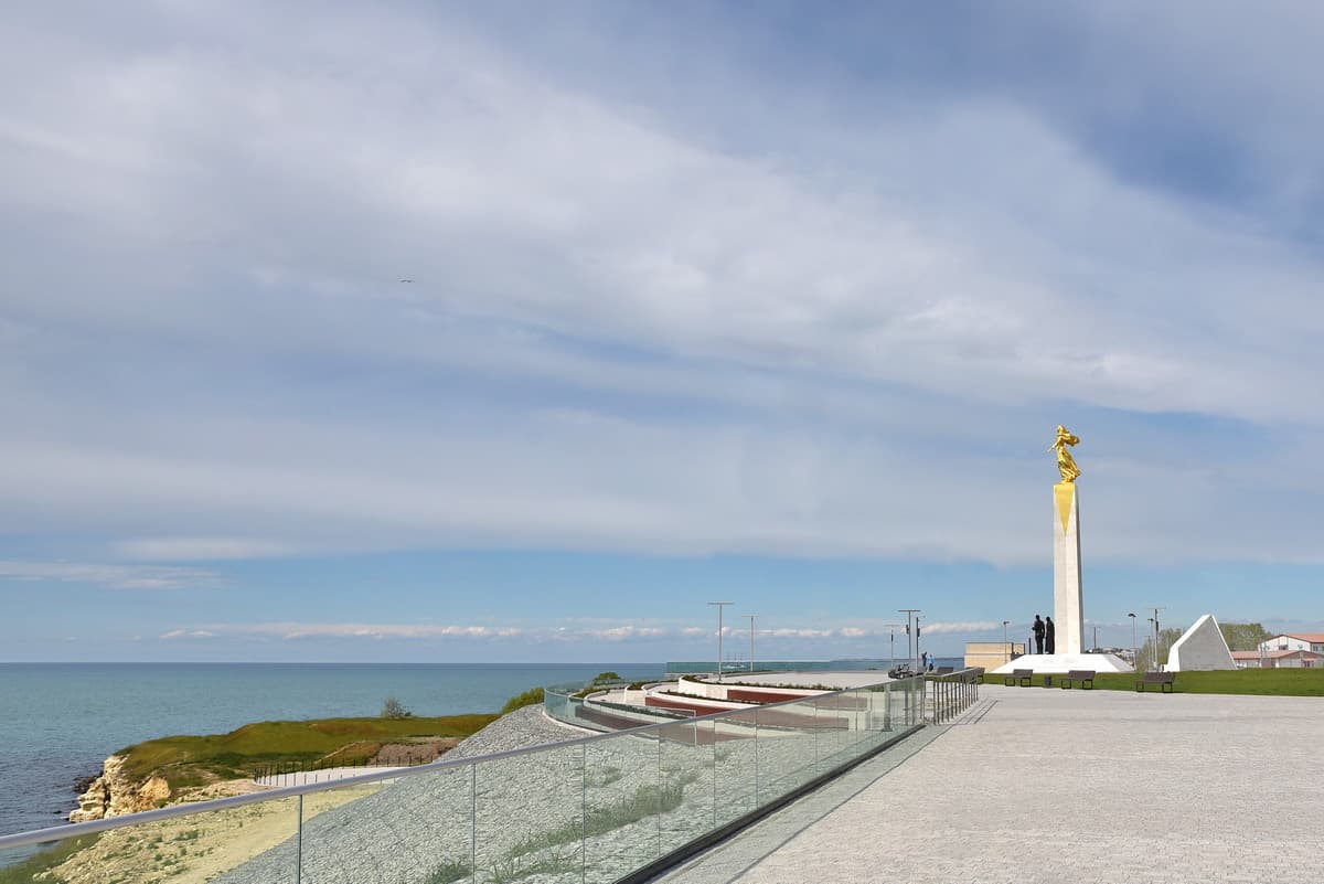 Монумент у моря