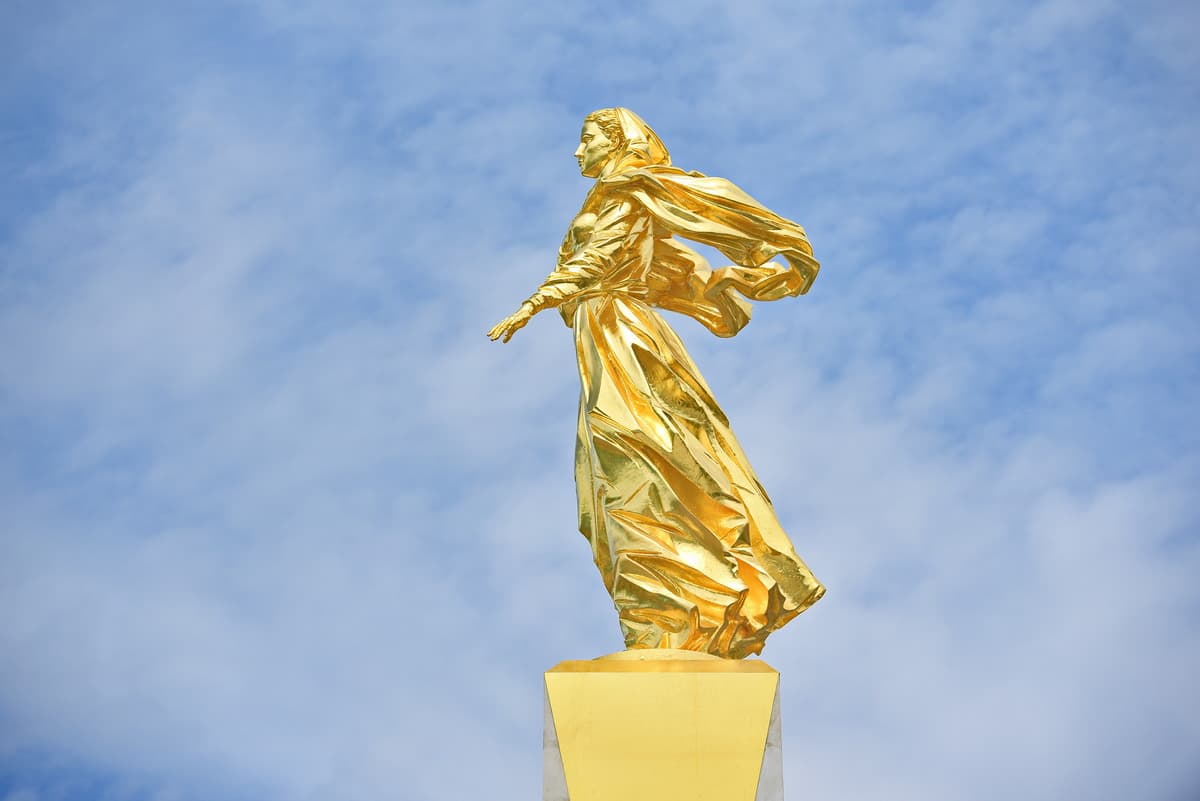 Золотая статуя
