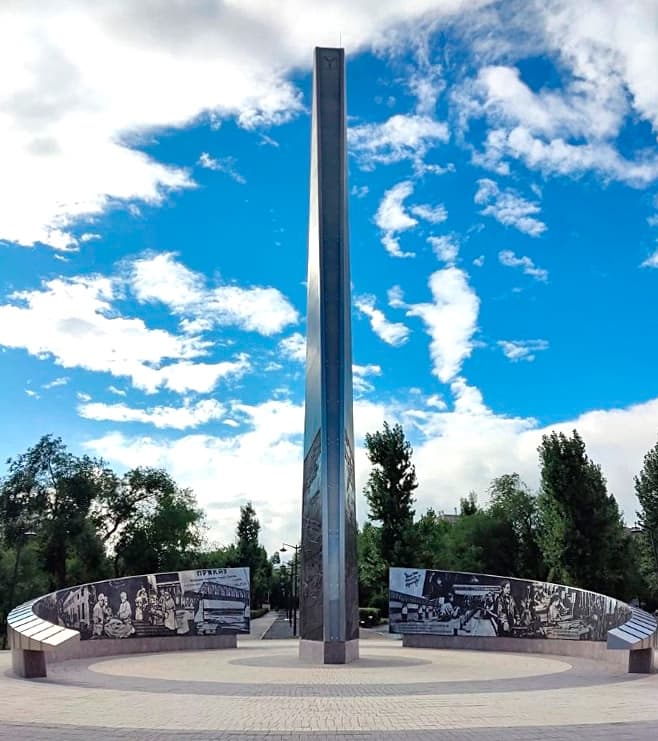 Обелиск с барельефами