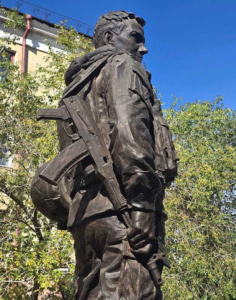 Скульптура защитника